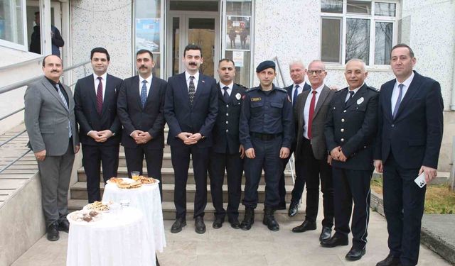 Manyas'ta polis haftası kapsamında pasta kesildi