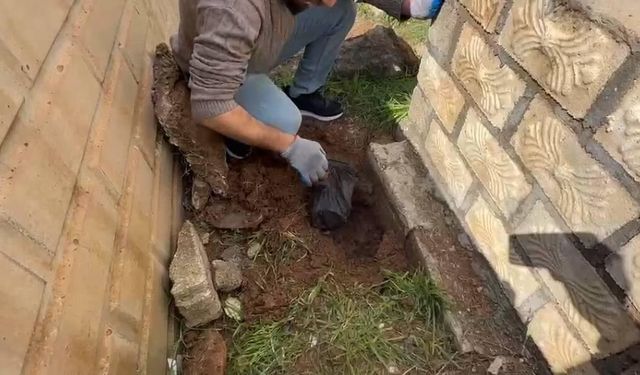 Mardin'de mezarlıkta toprağa gömülü eroin ele geçirildi