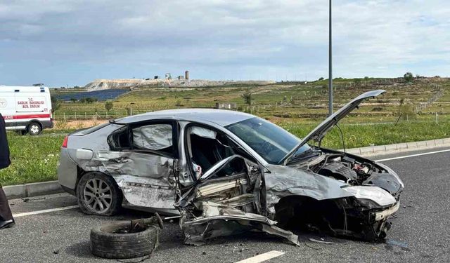 Mardin'de minibüs ve otomobil çarpıştı: 2 yaralı