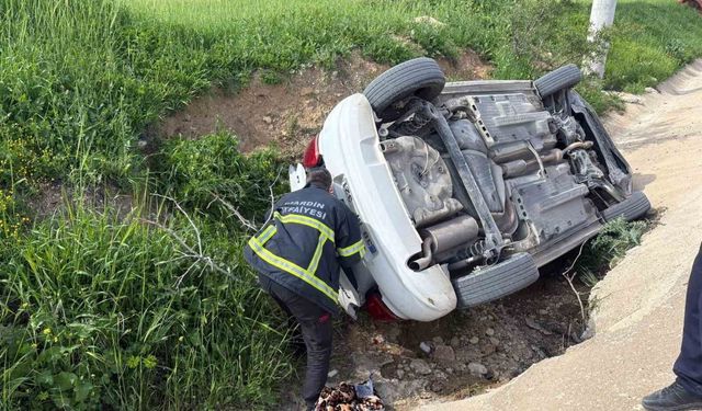 Mardin'de otomobil yol kenarına devrildi: 5 kişi yaralandı