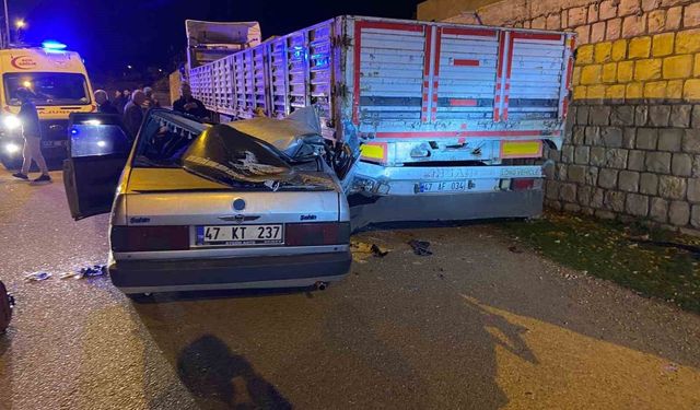 Mardin'de park halindeki tıra çarpan otomobilde 5 kişi yaralandı