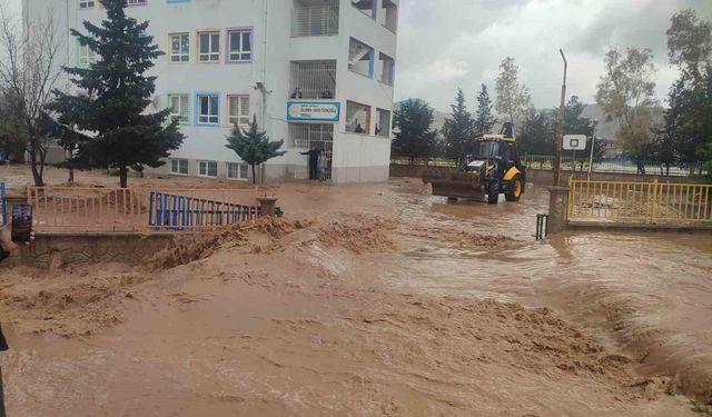 Mardin'de sağanak nedeniyle okulda mahsur kalan 75 öğrenci tahliye edildi