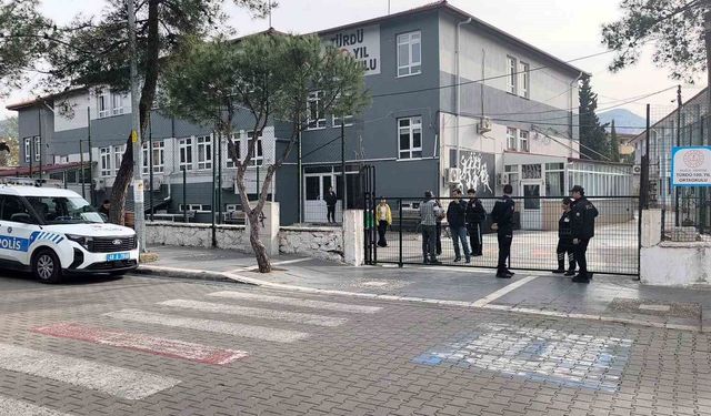 Menteşe'de okul önlerinde güvenlik duvarı