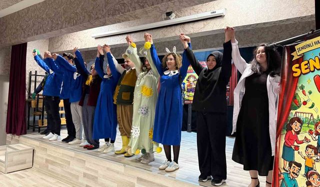 Minik kalplere tiyatro dokunuşu: 'Seni Yaramaz Virüs' oyunu büyük ilgi gördü