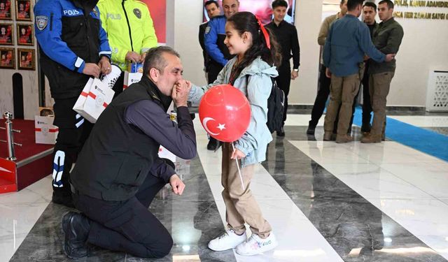 Minik öğrencilerden Emniyet Müdürlüğüne Polis Haftası ziyareti