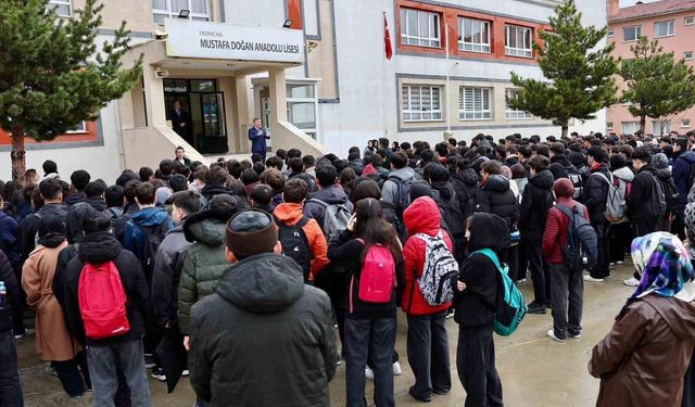 Mustafa Doğan Anadolu Lisesi'nde şehitler için saygı programı