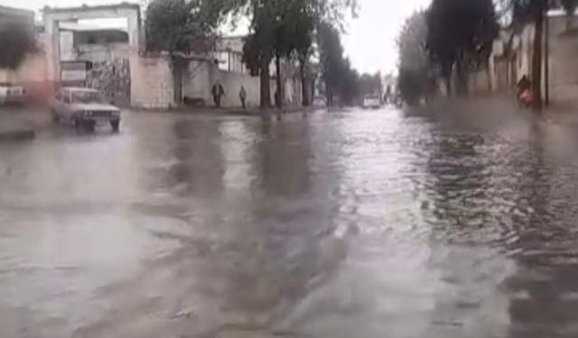 Nizip'te sağanak sonrası yollar göle döndü, kırsal mahallelerde sel meydana geldi