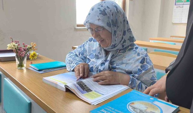 Okuma aşkı yarım kalmadı 66 yaşında okuryazar oldu