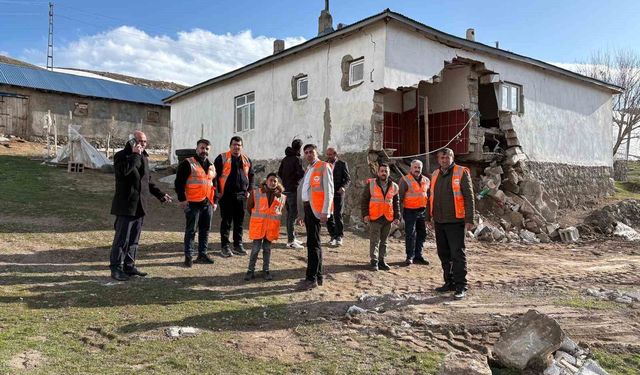 Patnos'ta deprem sonrası inceleme
