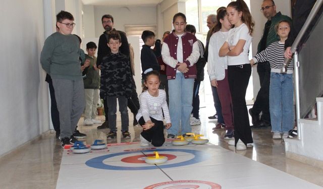 Polis çocukları floor curling turnuvasında yarıştı