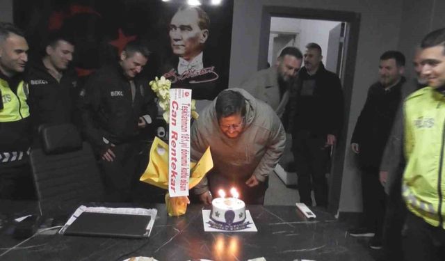 Polisi karşılarında görünce önce rol icabı kavga ettiler sonra pasta kestiler