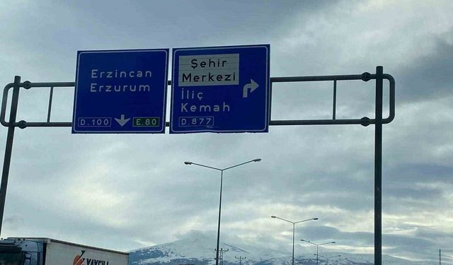 Refahiye yol ayrımındaki tabelada 'Kemaliye' eksikliği tepki çekti