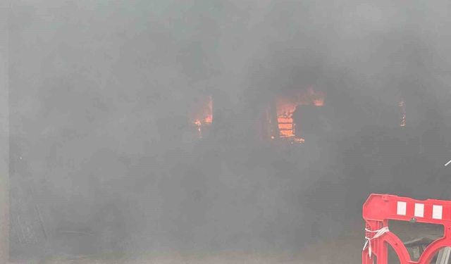 Rize'de inşaat alanında yangın