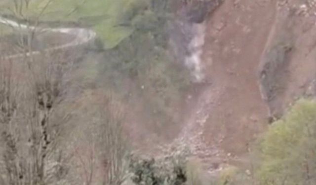 Rize'de yamaçtan düşen kaya saniye saniye kameraya yansıdı