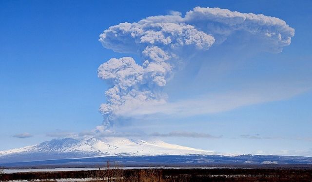Rusya'daki Şiveluç Yanardağı 11 kilometre yüksekliğe kül püskürttü