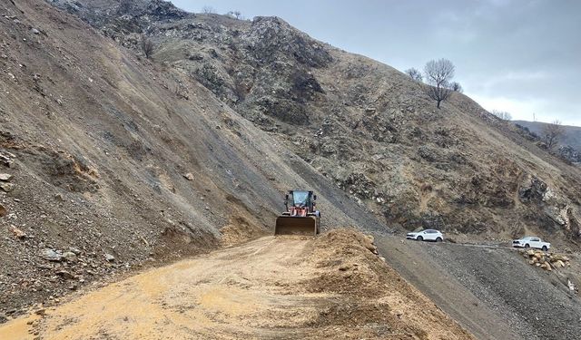 Sason'da köy yolunda heyelan