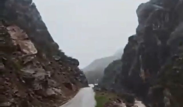 Şemdinli'de dev kaya parçası yolu ulaşıma kapattı