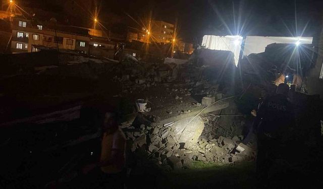 Siirt'te metruk bina çöktü