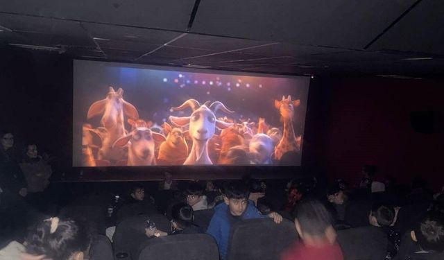 Şırnak Belediyesi'nden miniklere sinema sürprizi