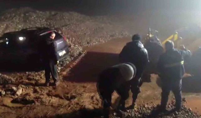 Şırnak'ta fırtına ağılı yıktı: 6 koyun telef oldu