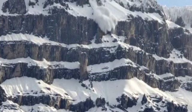 Şırnak'ta kar şelalesi mest etti