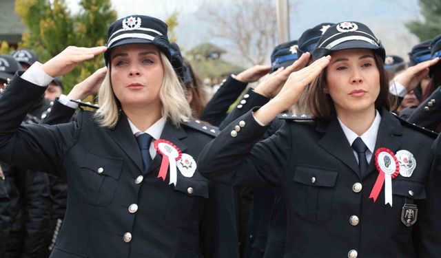 Şırnak'ta Polis Haftası etkinlikleri kapsamında şehitler anıtına karanfil bırakıldı
