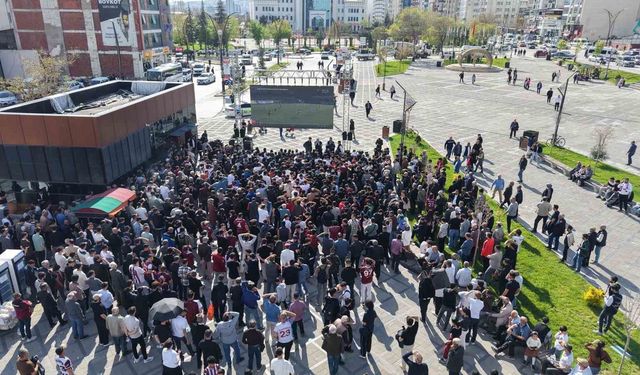 Taraftarlar Elazığspor maçını kentin göbeğinde dev ekrandan izledi