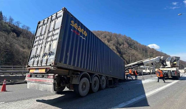 TEM Otoyolu'nda 5 aracın karıştığı zincirleme kaza: 5 yaralı