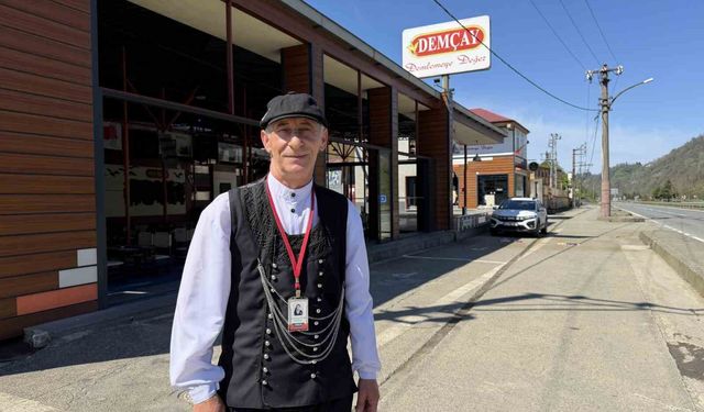 Tesise gelen tur otobüsleri ve minibüsleri adeta uçak yönlendirme görevlisi gibi karşılıyor