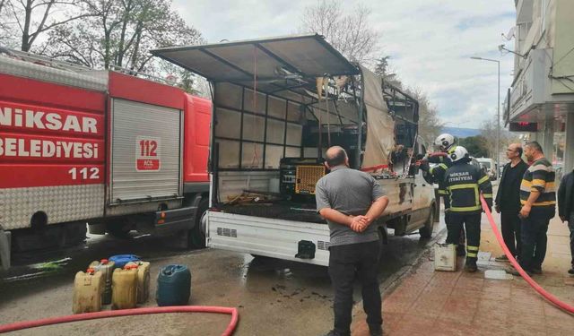 Tokat'ta jeneratörden çıkan kıvılcım aracı yaktı