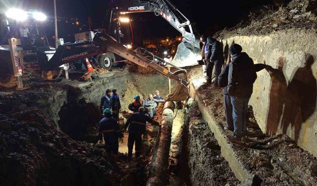 Toprak kayması su hattını vurdu