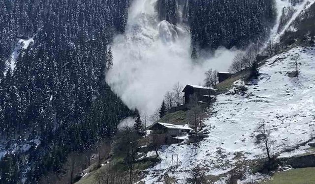 Trabzon'daki çığ anı cep telefonu kamerasına yansıdı