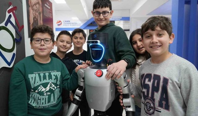 Türkiye'nin nüfusa kaydedilen ilk robotu şimdi de işe başladı