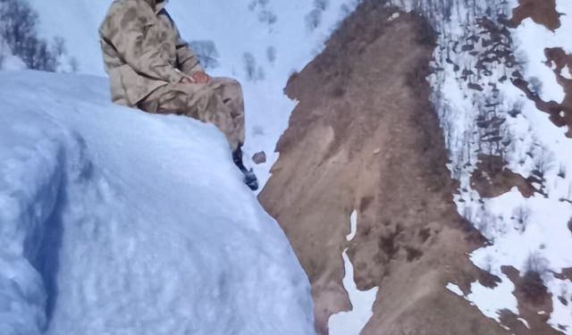 Uçuruma düşen güvenlik korucusu hayatını kaybetti