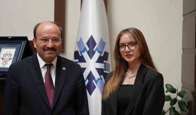 Üniversiteli Gizem, Rektör Çakmak'ın bir günlük mesaisine eşlik etti