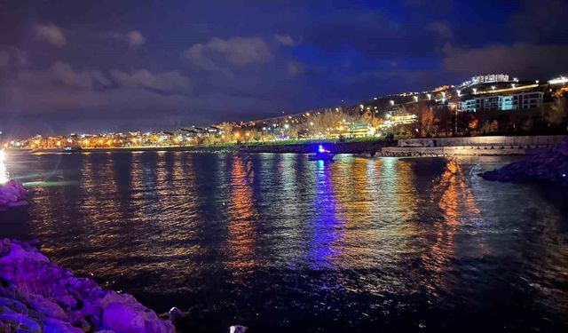 Van Gölü'ne düşen şahıs için kurtarma seferberliği