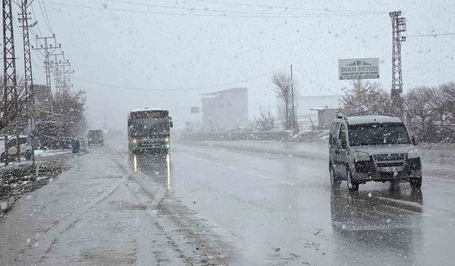 Van'da 11 yerleşim yerinin yolu ulaşıma kapandı