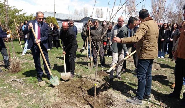 Van'da geleceğin diplomatları toprakla bağ kurdu
