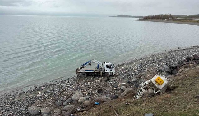 VASKİ'ye ait vinç kaza yaptı: 1 yaralı