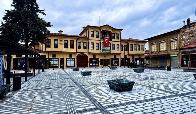 Veli Paşa Hanı önündeki meydanın ismi resmileşti