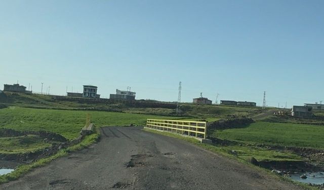 Yağışların ardından yollar köstebek yuvasına döndü