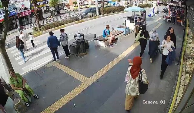 Yayalara çarpan motosiklet sürücüsü yaralılar yerde yatarken olay yerinden kaçtı