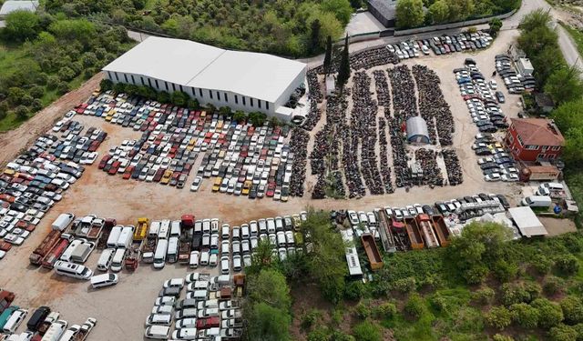 Yediemin otoparkları araç mezarlığına döndü, milyonluk araçlarla hurdaya dönenler aynı alanda sahiplerini bekliyor