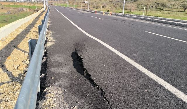 Yeni yapılan yolda çatlak ve göçükler oluştu