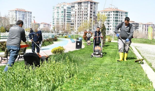Yeşilyurt'ta park ve yeşil alanlarda bakım ve onarım çalışması