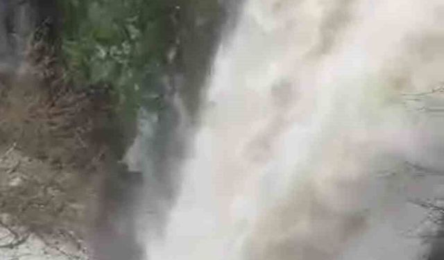 Yoğun yağışlar, Şeyhandede Şelalesinin debisini arttırdı