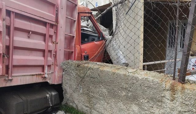 Yük kamyonu duvarı aşıp eve daldı