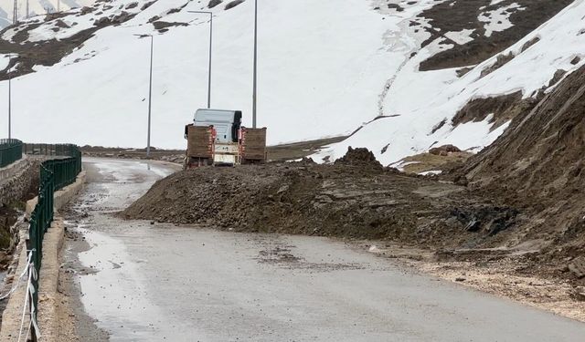 Yüksekova'da heyelan: Pizok yolu 5 gündür tek şerit açık