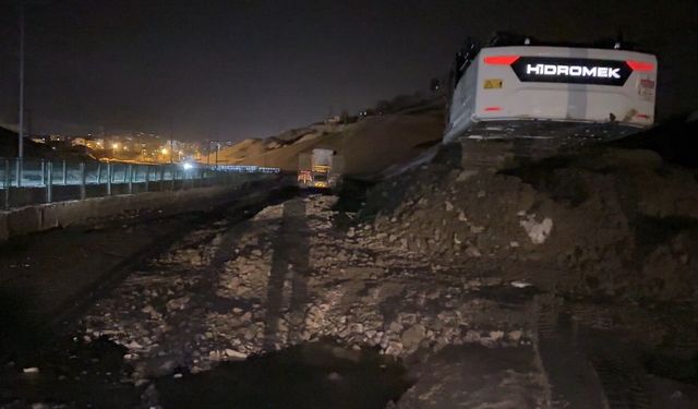 Yüksekova'da heyelan: Pizok yolu trafiğe kapatıldı