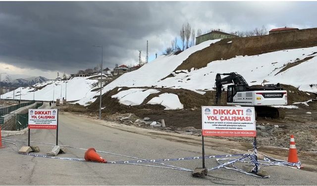 Yüksekova'da heyelan: Trafik 3 gündür tek şeritten sağlanıyor